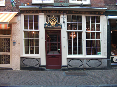 819632 Gezicht op de winkelpui van Van Leest - Antiek (Schoutenstraat 13) te Utrecht.N.B. Voorheen was hier de ...